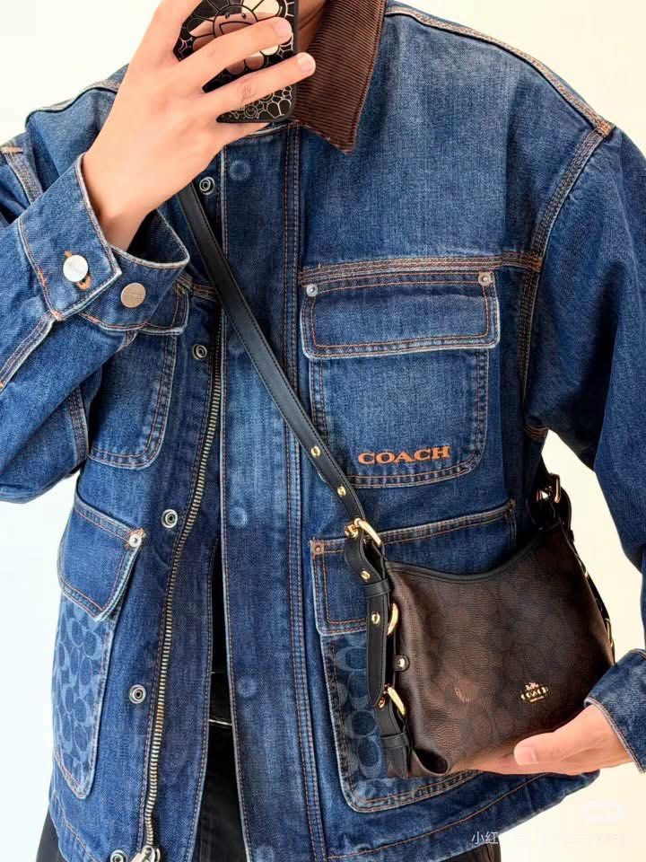 Coach crossbody (Category: Shoulder Bags) located in Manila. Submitted by gff.daily_flower (Listing ID 1466593270, Image 1). Description: With tag gift receipt dustbag and paperbag Medium- 3300.