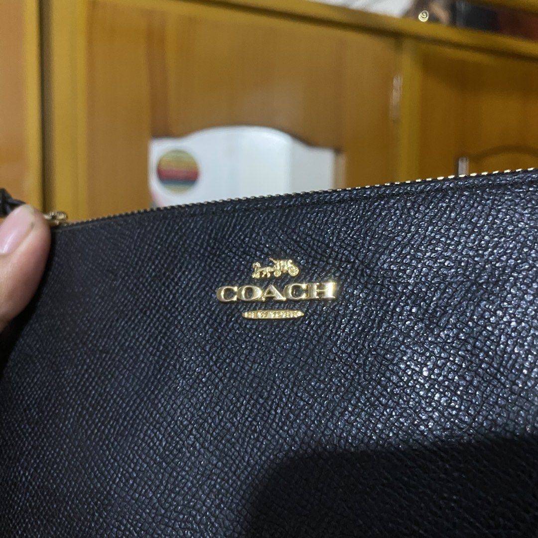 Coach Crossgrain Leather Large Corner Zip Wristlet (Category: Wallets & Card holders) located in Manila. Submitted by 4114thrifts.ph (Listing ID 1466688803, Image 2). Description: Item Name: Coach Crossgrain Leather Large Corner Zip Wristlet (Details) • Condition: Good Condition • Color Rate: 9.3/10 • Issue/s: Sign of Usage Mine: 700 + Shipping Fee 📥 Dasmariñas City, Cavite, 4114📍.