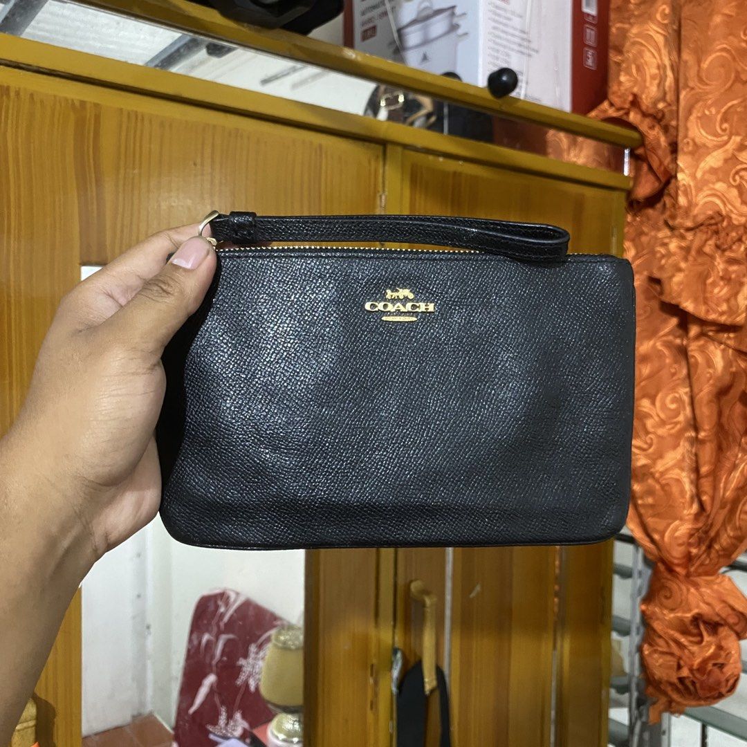 Coach Crossgrain Leather Large Corner Zip Wristlet (Category: Wallets & Card holders) located in Manila. Submitted by 4114thrifts.ph (Listing ID 1466688803, Image 1). Description: Item Name: Coach Crossgrain Leather Large Corner Zip Wristlet (Details) • Condition: Good Condition • Color Rate: 9.3/10 • Issue/s: Sign of Usage Mine: 700 + Shipping Fee 📥 Dasmariñas City, Cavite, 4114📍.