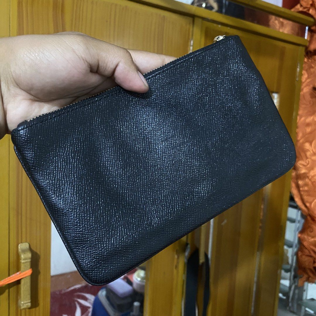 Coach Crossgrain Leather Large Corner Zip Wristlet (Category: Wallets & Card holders) located in Manila. Submitted by 4114thrifts.ph (Listing ID 1466688803, Image 3). Description: Item Name: Coach Crossgrain Leather Large Corner Zip Wristlet (Details) • Condition: Good Condition • Color Rate: 9.3/10 • Issue/s: Sign of Usage Mine: 700 + Shipping Fee 📥 Dasmariñas City, Cavite, 4114📍.