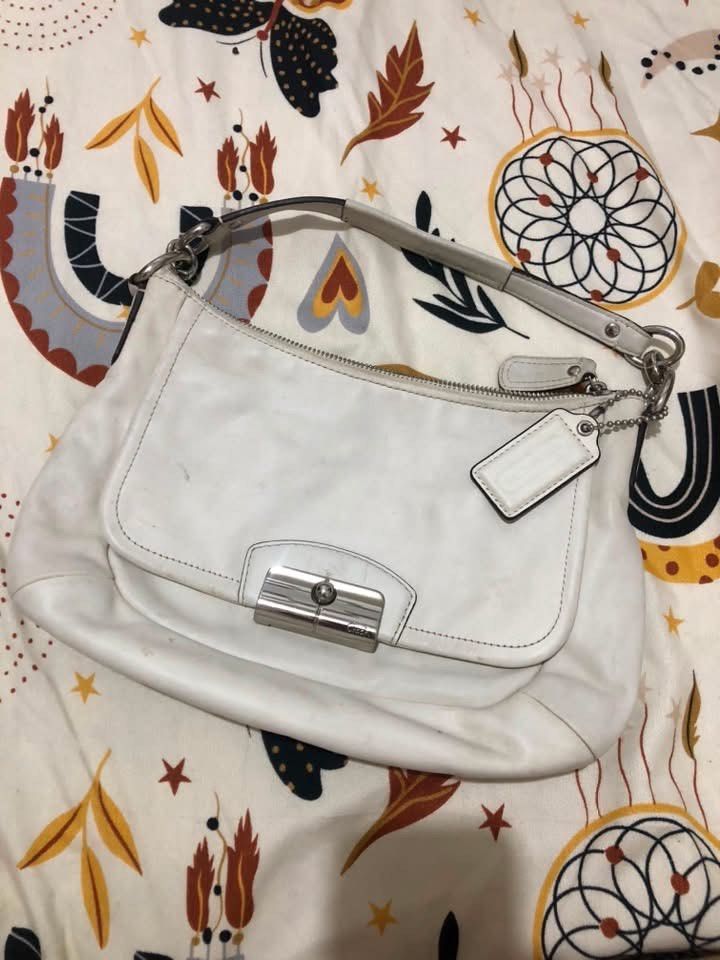 Coach for take all (Category: Shoulder Bags) located in Mabalacat. Submitted by sandsshop0921 (Listing ID 1466599288, Image 2). Description: heavily used na ung isa nalabhan na ung canvass kayo nalang po mg restore.