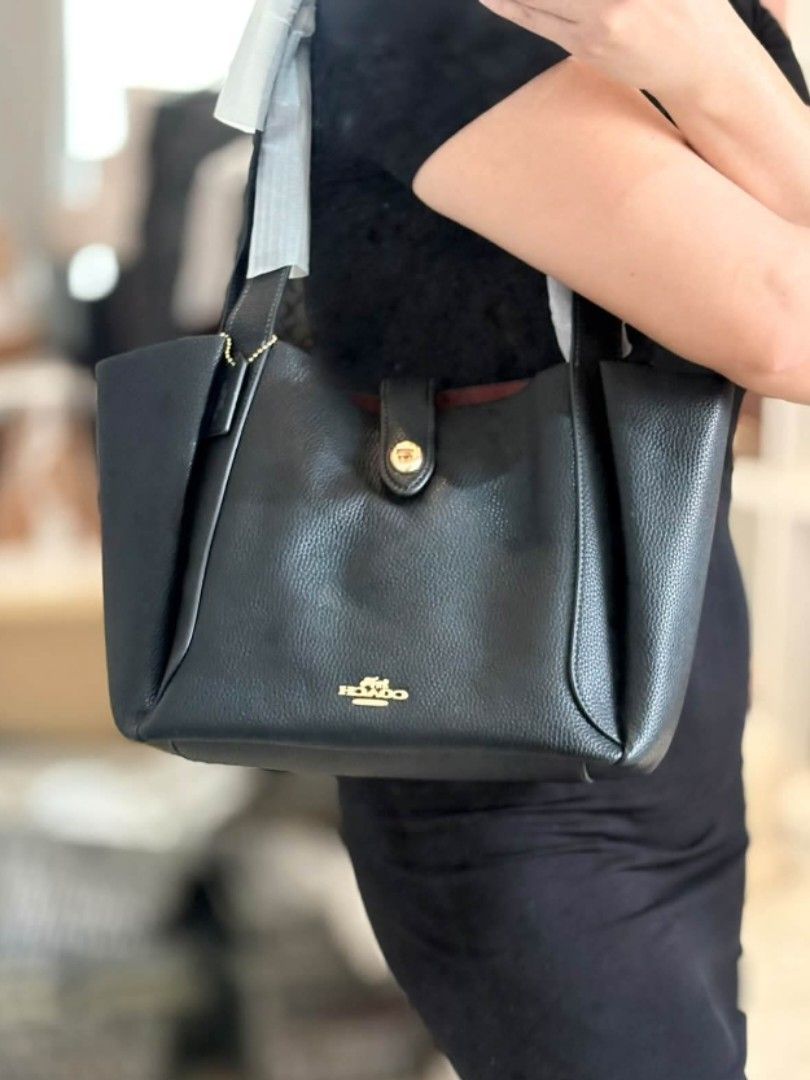 Coach Hadley Turnlock Tote Bag (Category: Tote Bags) located in Manila. Submitted by msddirectfactoryoutlet (Listing ID 1466706713, Image 2). Description: Size L: 10.75″ H: 9.5″ W: 5.0″.