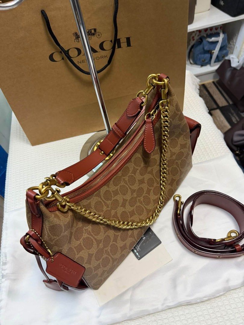 Coach Julit Pocket 30 (Category: Shoulder Bags) located in Binan City. Submitted by pinkykeenshop (Listing ID 1466773494, Image 2). Description: .