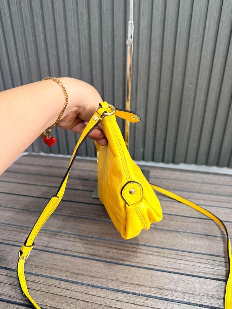 Coach Leather slingbag (Category: Luxury Bags & Wallets) located in Trece Martires City. Submitted by preluvcav (Listing ID 1466714063, Image 3). Description: no issues .