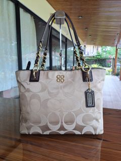(Category: ) located in . Submitted by luxestreetbags (Listing ID 1466731740, Image 1). Description: .