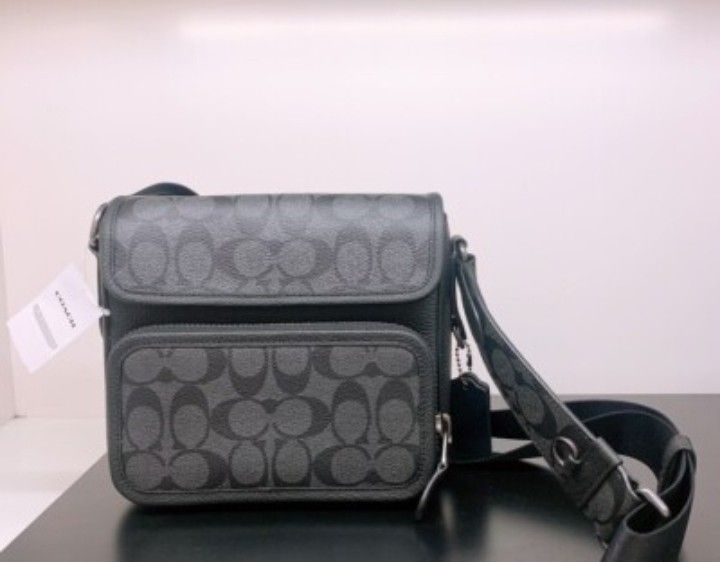 COACH MENS SULLIVAN FLAP SLING BAG (Category: Sling Bags) located in Pasig City. Submitted by titalana2011991 (Listing ID 1466597833, Image 1). Description: COMPLETE INCLUSIONS.