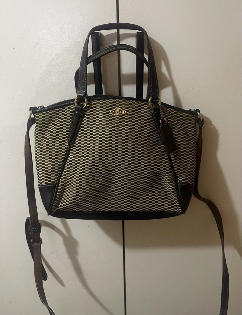 Coach Mini Kelsey two-way bag (Category: Luxury Bags & Wallets) located in Lucena. Submitted by bestfindsbyellie (Listing ID 1466719824, Image 1). Description: Authentic Coach Can be used as a cross-body or hand bag With normal signs of use, pls see photos selling very low for 600 plus sf (non-nego) shipping via J&T location: Lucena.