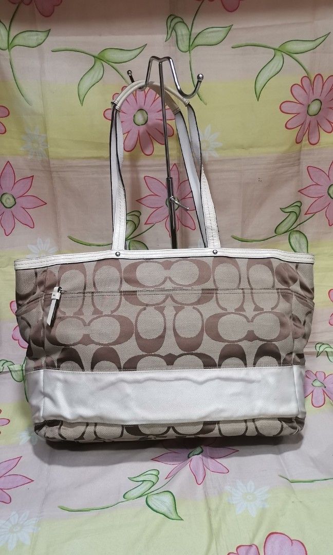 COACH monogram large shopper's tote bag (Category: Luxury Bags & Wallets) located in Baguio. Submitted by princessjhade (Listing ID 1466680225, Image 1). Description: Good condition With minimal signs of use Plus shipping.