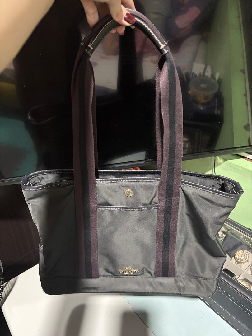 Coach Nylon Shoulder Bag (Category: Shoulder Bags) located in Valenzuela. Submitted by celineyap04 (Listing ID 1466773992, Image 1). Description: 100% Original with carecard Very spacious can fit upto 15 inches laptop.