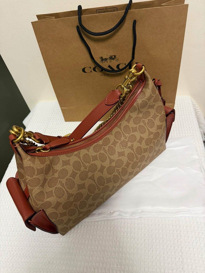 Coach Pocket Juliet 30 (Category: Shoulder Bags) located in Binan City. Submitted by pinkykeenshop (Listing ID 1466765302, Image 3). Description: .