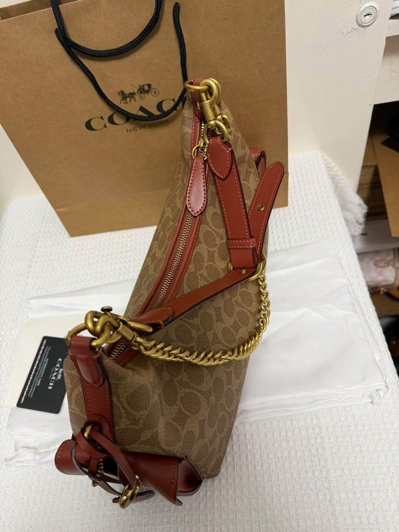 Coach Pocket Juliet 30 (Category: Shoulder Bags) located in Binan City. Submitted by pinkykeenshop (Listing ID 1466765302, Image 2). Description: .