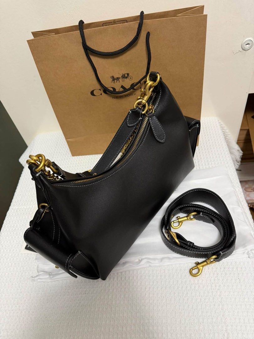Coach Pocket Juliet 30 (Category: Shoulder Bags) located in Binan City. Submitted by pinkykeenshop (Listing ID 1466765323, Image 3). Description: .