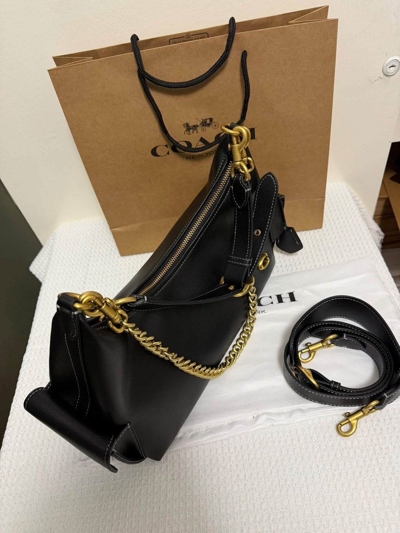 Coach Pocket Juliet 30 (Category: Shoulder Bags) located in Binan City. Submitted by pinkykeenshop (Listing ID 1466765323, Image 2). Description: .