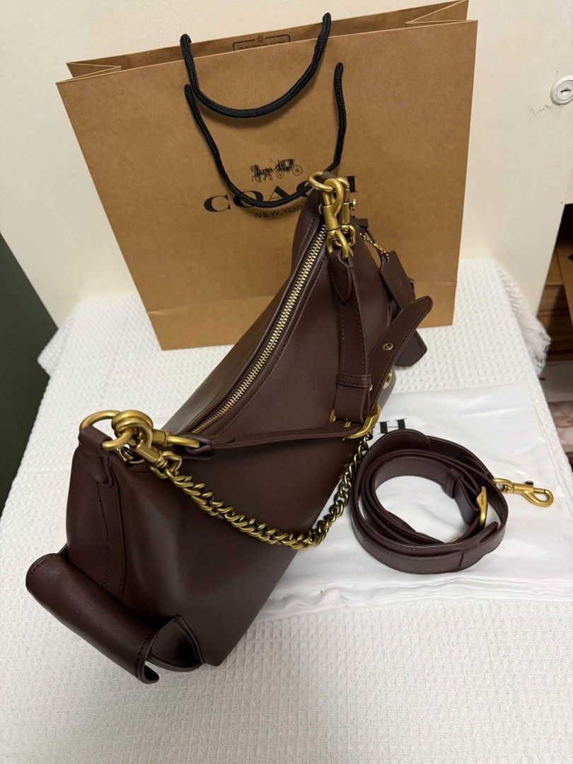 Coach Pocket Juliet 30 (Category: Shoulder Bags) located in Binan City. Submitted by pinkykeenshop (Listing ID 1466765338, Image 2). Description: .