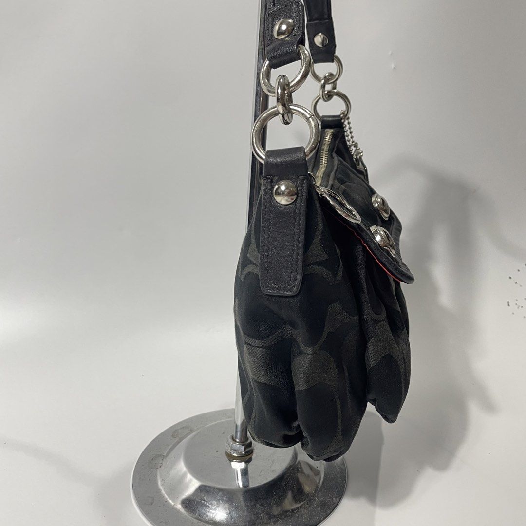 Coach Poppy Signature Gem (Category: Shoulder Bags) located in Ilog. Submitted by tahimikgumalaw1of1 (Listing ID 1466762314, Image 2). Description: Coach Poppy Signature Gem Japan Pa ckage not Thrifted Good as new Authentic Kili-Kili Bag.