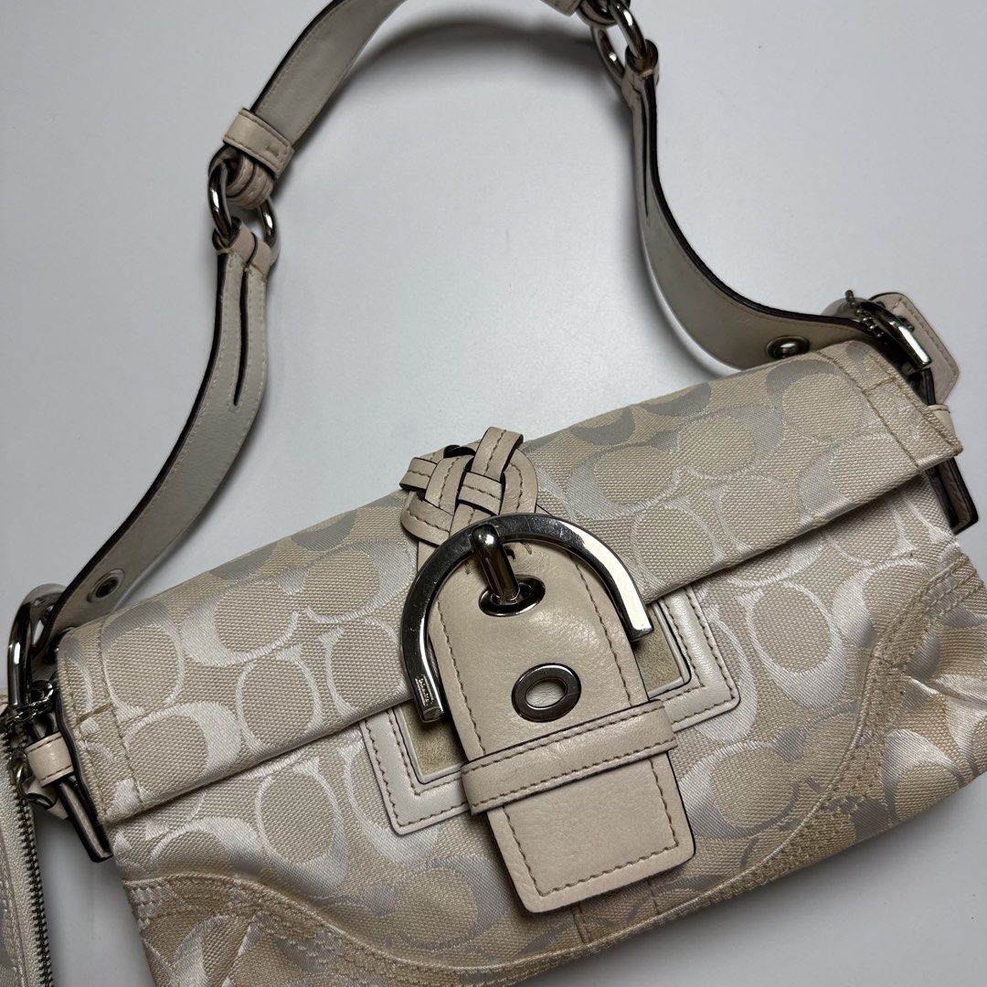 COACH SOHO FLAP RANK SA (Category: Luxury Bags & Wallets) located in Baguio. Submitted by buyingacc.cj.marie (Listing ID 1466705338, Image 3). Description: Mas Lighter to in person. Selling my personal preloved vintage bag. Guaranteed authentic. Please check photos for details. Very good vintage condition. No to barat na maarte. .