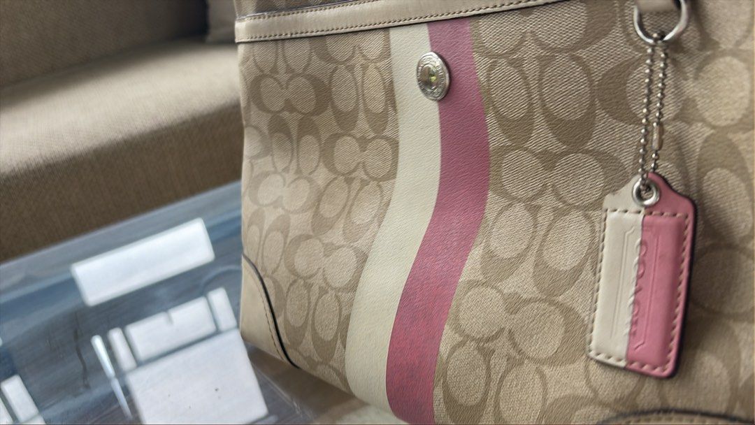 Coach tote (Category: Tote Bags) located in San Pascual. Submitted by s3resale (Listing ID 1466622066, Image 2). Description: Authentic bought in the us. Rubs sa corner Needs cleaning sa inside No damage.