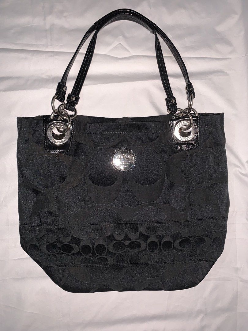 Coach Tote Bag (Category: Luxury Bags & Wallets) located in Quezon City. Submitted by clarkeroo03 (Listing ID 1466641353, Image 1). Description: Coach Alex Tote Bag/Shoulder Bag No major issue (just a very small rubs on the bag lips) Normal signs of use.