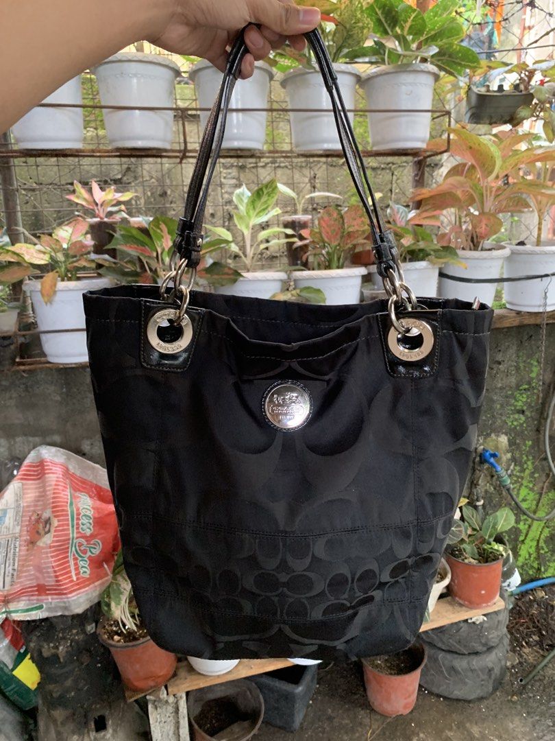 Coach Tote Bag (Category: Luxury Bags & Wallets) located in Quezon City. Submitted by clarkeroo03 (Listing ID 1466641353, Image 3). Description: Coach Alex Tote Bag/Shoulder Bag No major issue (just a very small rubs on the bag lips) Normal signs of use.