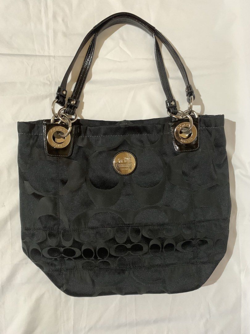 Coach Tote Bag (Category: Luxury Bags & Wallets) located in Quezon City. Submitted by clarkeroo03 (Listing ID 1466641353, Image 2). Description: Coach Alex Tote Bag/Shoulder Bag No major issue (just a very small rubs on the bag lips) Normal signs of use.
