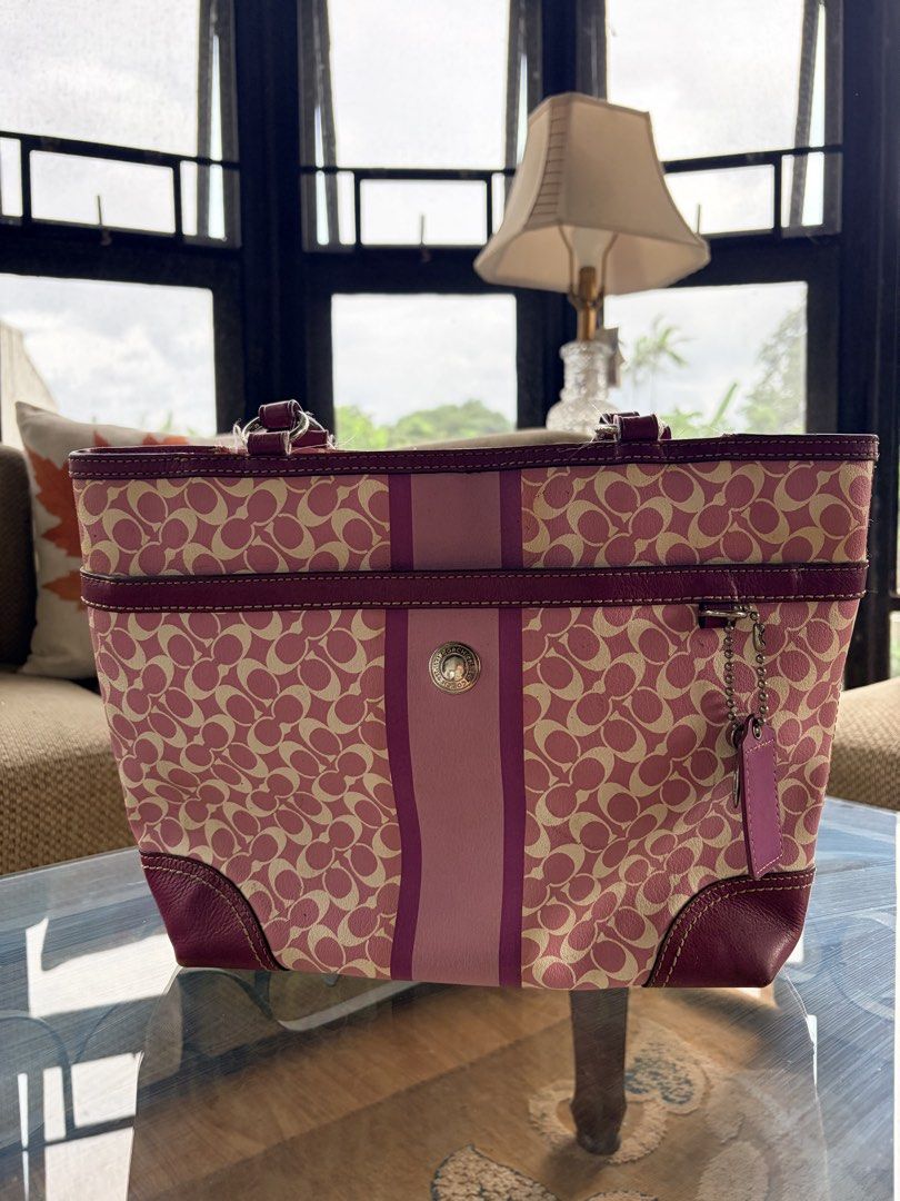 Coach tote vintage (Category: Luxury Bags & Wallets) located in San Pascual. Submitted by s3resale (Listing ID 1466627048, Image 1). Description: Needs cleaning lang inside See photos.