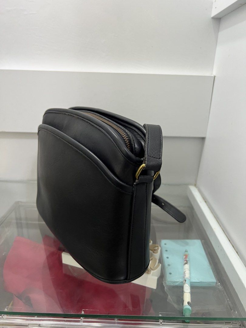 Coach Vintage Anderson 9976 (Category: Cross-body Bags) located in Cabanatuan. Submitted by cristalyngonzales (Listing ID 1466591260, Image 3). Description: Very good cond signs of used only in the leather puller smooth pa ng leather 🖤😍.