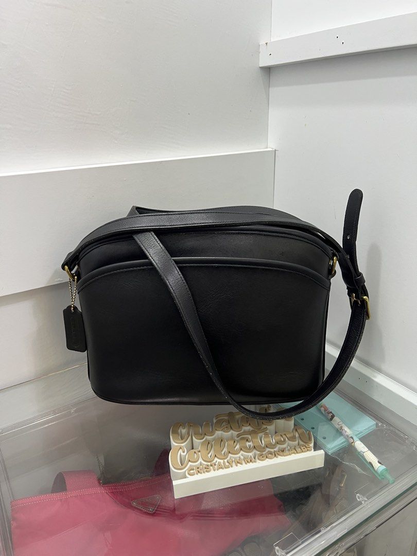 Coach Vintage Anderson 9976 (Category: Cross-body Bags) located in Cabanatuan. Submitted by cristalyngonzales (Listing ID 1466591260, Image 1). Description: Very good cond signs of used only in the leather puller smooth pa ng leather 🖤😍.