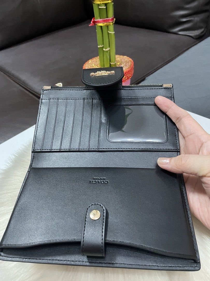 Coach Wallet(Wrislet) (Category: Wallets & Card holders) located in Mandaue City. Submitted by ludz_0246 (Listing ID 1466641797, Image 3). Description: Gold Hardware Coded Etekita With Box Genuine leather Kasya Promax Good as new condition .