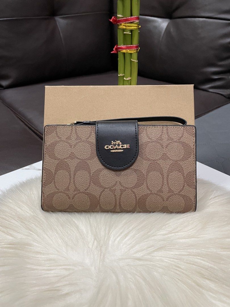 Coach Wallet(Wrislet) (Category: Wallets & Card holders) located in Mandaue City. Submitted by ludz_0246 (Listing ID 1466641797, Image 1). Description: Gold Hardware Coded Etekita With Box Genuine leather Kasya Promax Good as new condition .