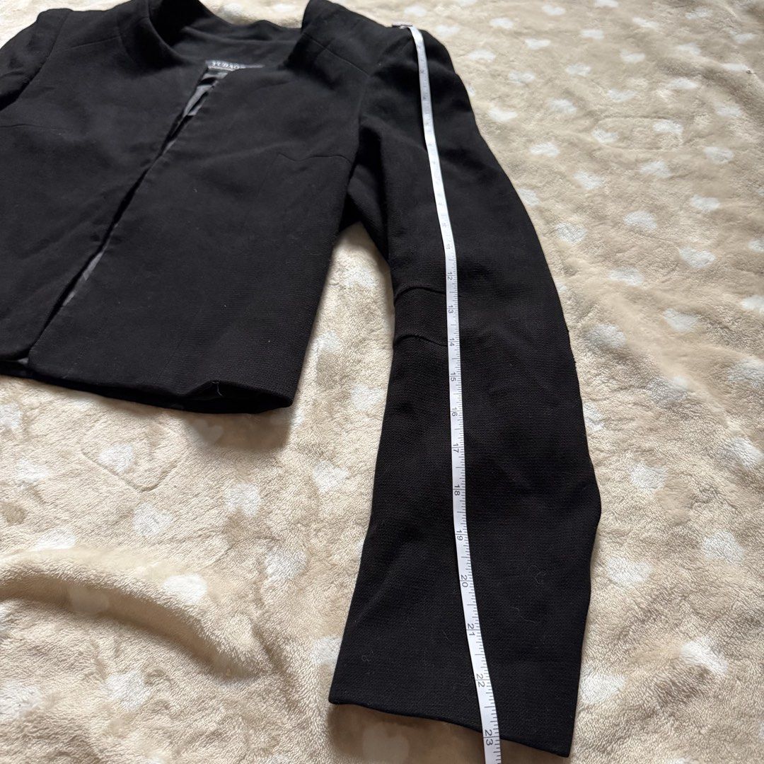 Coat (Category: Longsleeves) located in Manila. Submitted by shefindshope (Listing ID 1466633833, Image 3). Description: .