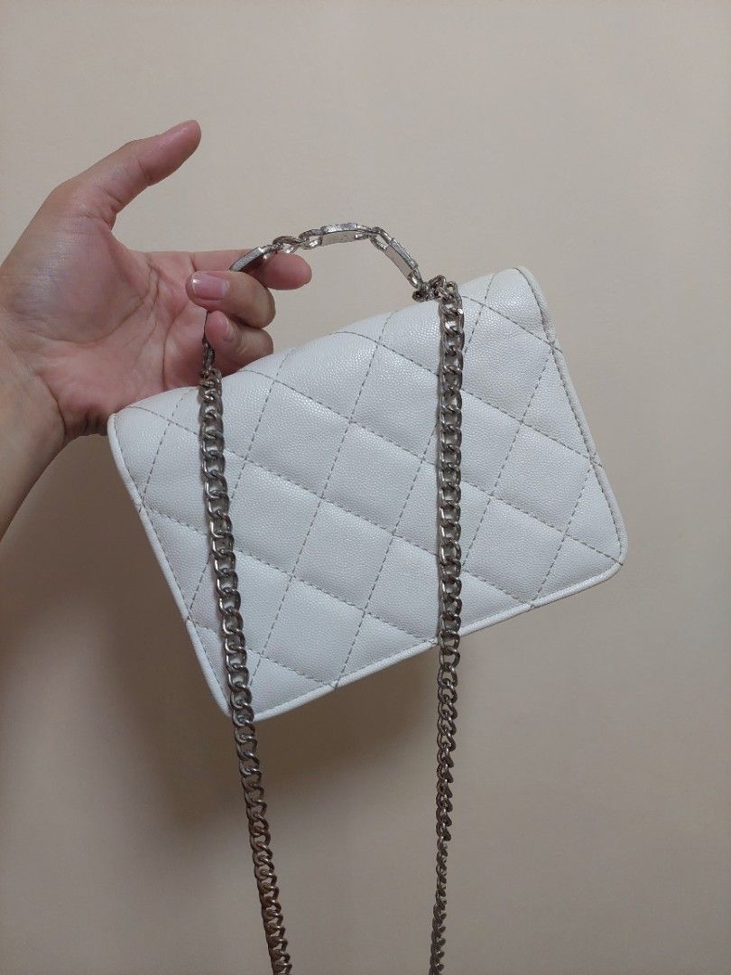 Coco Ch@nel mini (Category: Shoulder Bags) located in San Pablo. Submitted by bookish.babe (Listing ID 1466613947, Image 2). Description: Negotiable Just send me a 📩 if you like to see more photos.