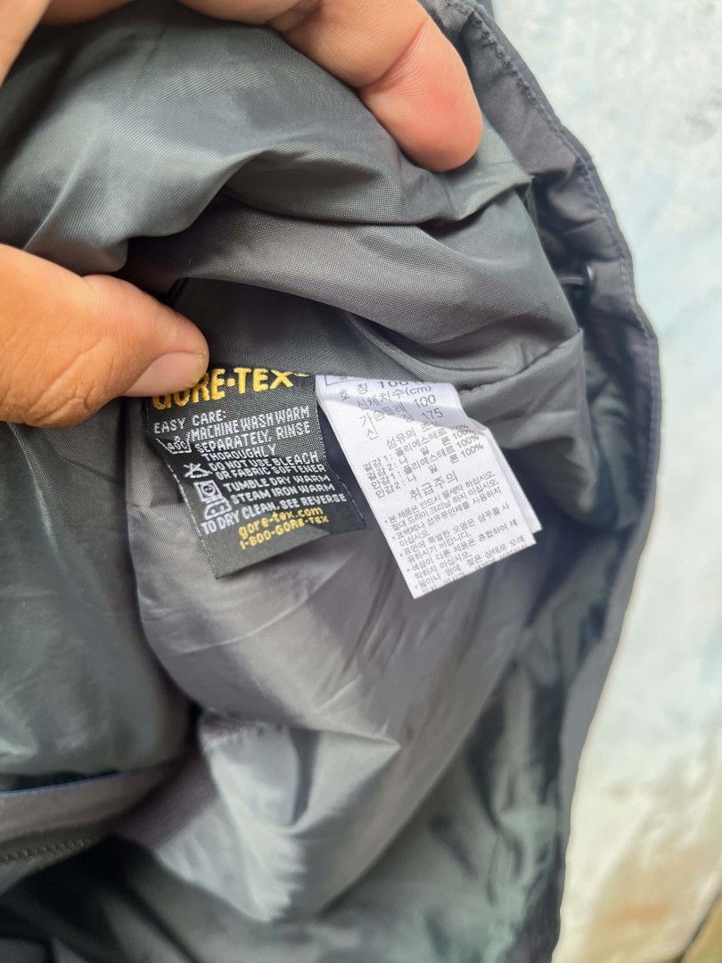 Columbia (Category: Hoodies) located in Siay. Submitted by Jaaziahthriftdumaguete (Listing ID 1466616368, Image 3). Description: Wts. ❗ Columbia Titanium Gore-Tex Windbraker jacket 24 width 29 length Excellent condition flawless 10/10 color rate Not expired yung luoban at yung Gore-Tex packable hood at remobavle Mine : 1500 Free shipping fee Location Zamboanga Sibugay Mindanao.