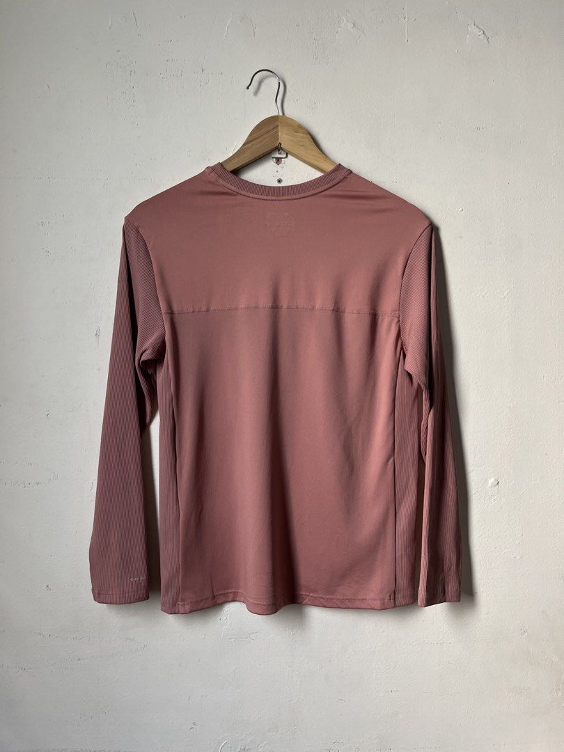 Columbia Heattech Thermal Longsleeve (Category: Activewear) located in Cagayan de Oro. Submitted by vigo999 (Listing ID 1466632766, Image 2). Description: Columbia Heattech Thermal Longsleeve Size S Condition: As new Color rate: 10/10 No issues Dimes: 19x24 .