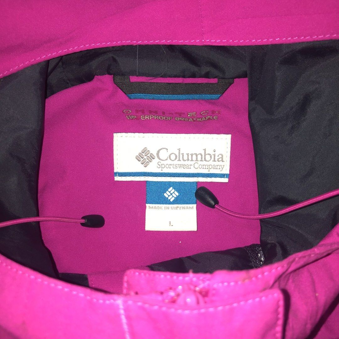 Columbia Omnitech Outdoor Jacket (Category: Coats, Jackets and Outerwear) located in Dasmarinas. Submitted by cornyxmessy (Listing ID 1466750024, Image 3). Description: width - 23 length - 27.