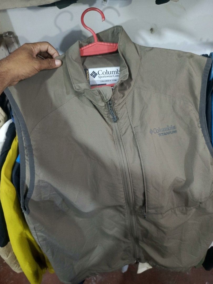Columbia Titanium Men's Interchange Vest Size L (Category: Vests) located in City of Isabela. Submitted by warmbird.d06e6f (Listing ID 1466670472, Image 2). Description: - Brand: Columbia Titanium - Style: Men's Interchange Line Vest - Color: Olive Green - Size: Men's Large - Material/Build: Lightweight fabric construction - Features: Full zip front, high collar, and secure chest zip pocket - Details: Iconic Columbia logo on the front - Best For: