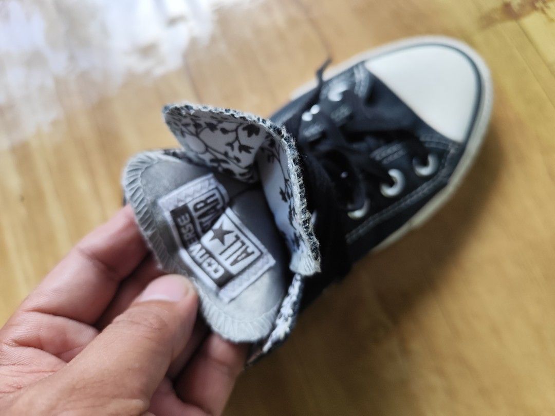 Converse Womens Double Tounge Size 6 (Category: Sneakers) located in Manila. Submitted by buyybustt (Listing ID 1466568367, Image 3). Description: Size 6 US Main Tag on both pair ware out Need cleaning brand new condition (see sole) Dm.