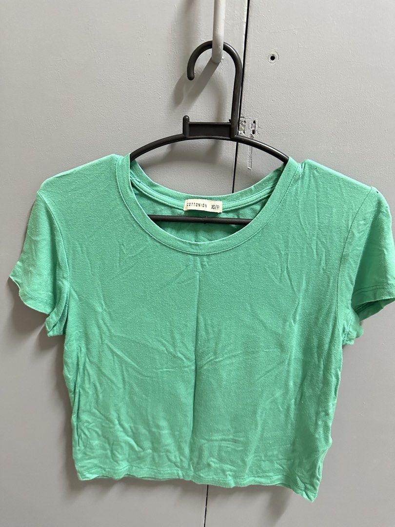 Cotton On Green Crop Top (Category: Shirts) located in Hermosa. Submitted by alxgtz (Listing ID 1466717415, Image 1). Description: Comfy material.