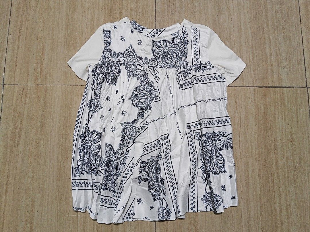 Cotton Paisley Tshirt (Category: Blouses) located in Glan. Submitted by cpaharodde48008 (Listing ID 1466717335, Image 2). Description: Sacai Cotton Paisley Tshirt Size small to Medium need wash.