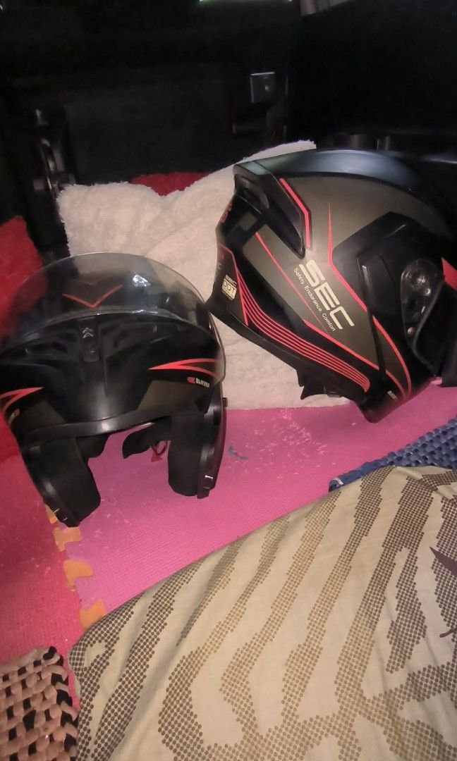 Couples Helmet S&Med (Category: Helmets and other Riding Gears) located in San Mateo. Submitted by sweetilicioustreats (Listing ID 1466574800, Image 3). Description: Couples Helmet good as new Couples Helmet Size Small & Med Type: Modular / Flip-up (The front chin bar lifts up to convert it from full-face to open-face).Visor System: Dual visor configuration featuring a outer clear main shield and a drop-down inner sun visor.Material: Constructed 