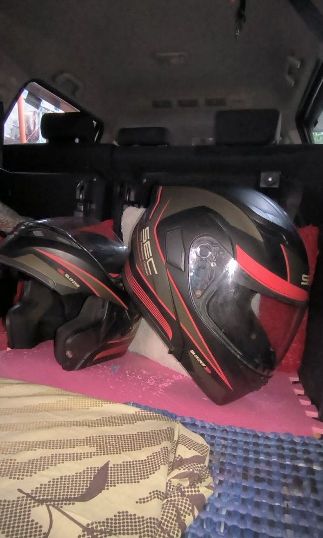 Couples Helmet S&Med (Category: Helmets and other Riding Gears) located in San Mateo. Submitted by sweetilicioustreats (Listing ID 1466574800, Image 2). Description: Couples Helmet good as new Couples Helmet Size Small & Med Type: Modular / Flip-up (The front chin bar lifts up to convert it from full-face to open-face).Visor System: Dual visor configuration featuring a outer clear main shield and a drop-down inner sun visor.Material: Constructed 