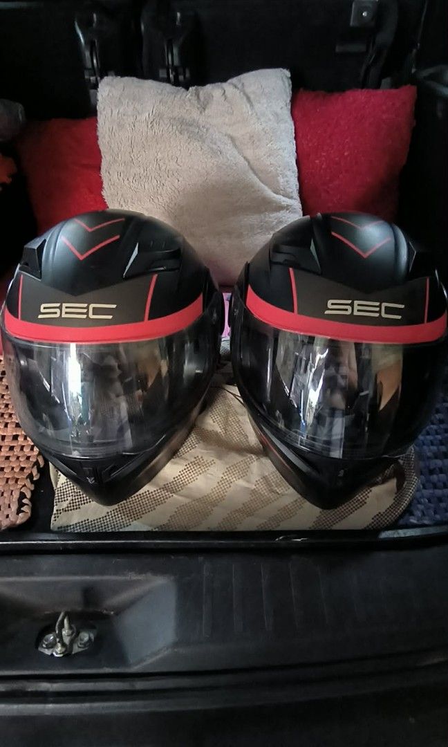 Couples Helmet S&Med (Category: Helmets and other Riding Gears) located in San Mateo. Submitted by sweetilicioustreats (Listing ID 1466574800, Image 1). Description: Couples Helmet good as new Couples Helmet Size Small & Med Type: Modular / Flip-up (The front chin bar lifts up to convert it from full-face to open-face).Visor System: Dual visor configuration featuring a outer clear main shield and a drop-down inner sun visor.Material: Constructed 