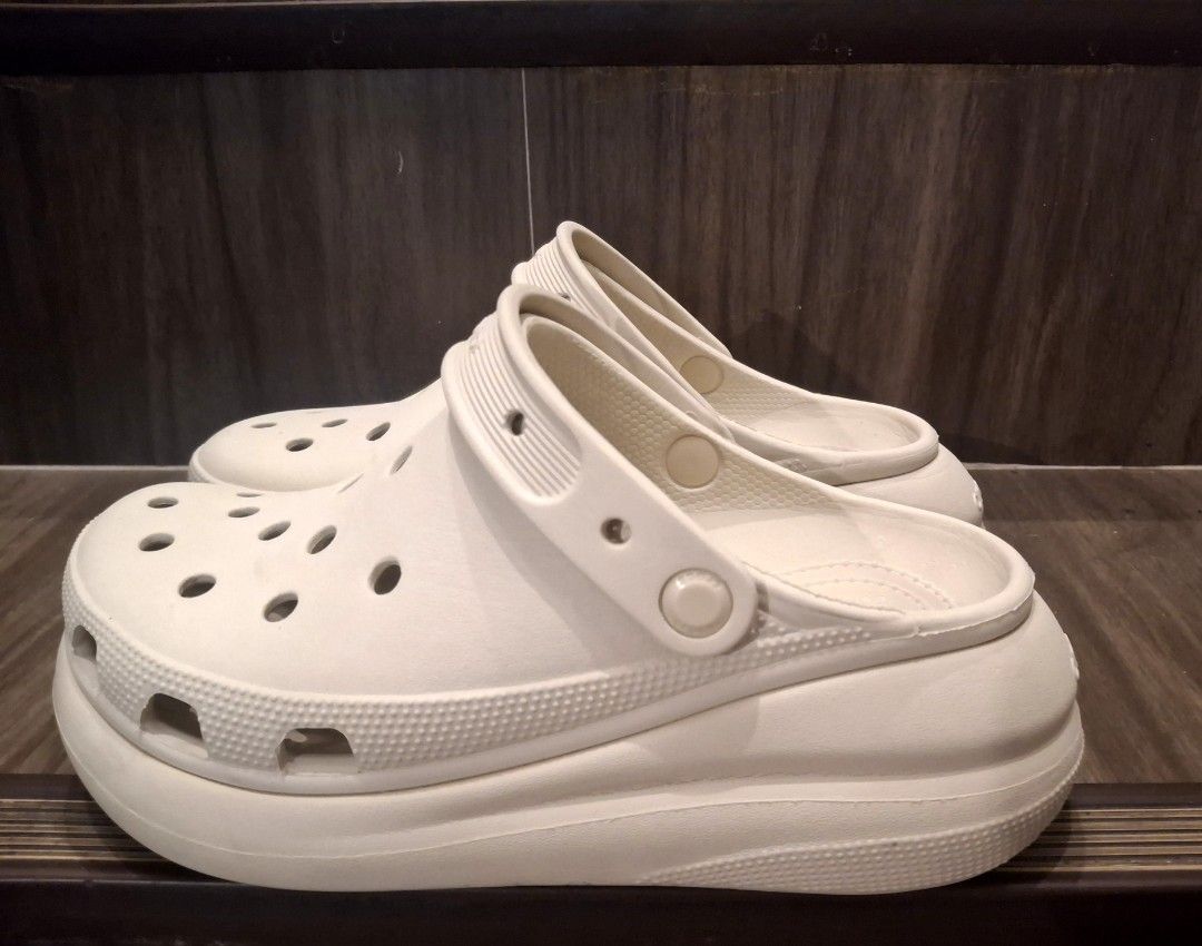 Crocs Wedge unisex size 9-10 (Category: Sandals) located in Manila. Submitted by jilliese (Listing ID 1466658139, Image 1). Description: Class A but looks and feels the same as the Original. Very comfortable. High Quality like new issue: pls check last pic. fit size 9-10 Loc: Baesa caloocan - Style: White Crocs Crush Clogs with chunky platform sole and pivoting heel straps - Size: Men's US 7 / Women's US 9 - Condition: Uppers and sides are clean;