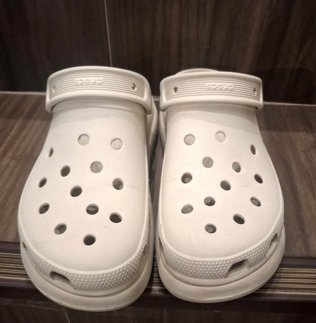Crocs Wedge unisex size 9-10 (Category: Sandals) located in Manila. Submitted by jilliese (Listing ID 1466658139, Image 2). Description: Class A but looks and feels the same as the Original. Very comfortable. High Quality like new issue: pls check last pic. fit size 9-10 Loc: Baesa caloocan - Style: White Crocs Crush Clogs with chunky platform sole and pivoting heel straps - Size: Men's US 7 / Women's US 9 - Condition: Uppers and sides are clean;