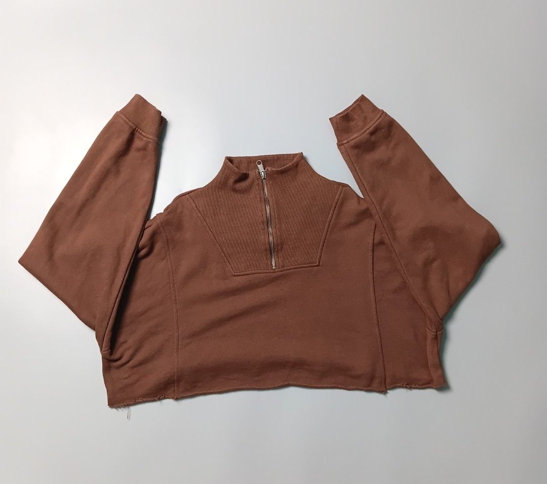 cropped quarter-zip pullover pullover sweatshirt in a medium chocolate brown color. (Category: Coats, Jackets and Outerwear) located in Manila. Submitted by hustler_777 (Listing ID 1466666666, Image 2). Description: Brand: Forever 21 • Sizing: The item is marked as a size Medium (M) across multiple regional sizing formats (US, CA, MX/ECU, BR, EU, UK, KR, JP). • Production Context: The label indicates the garment was Made in China and includes the