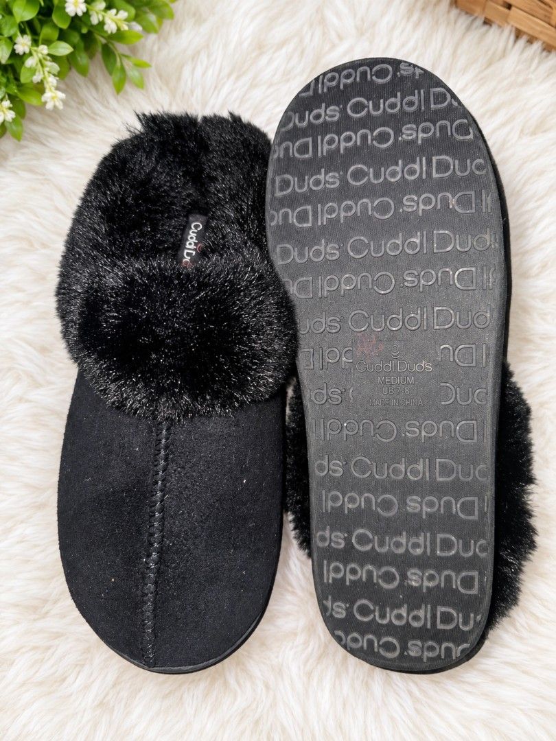 Cuddl Duds Micro suede Clog Slippers (Size 7-8) (Category: Slippers and slides) located in Urdaneta. Submitted by tannies-trift (Listing ID 1466742381, Image 2). Description: Cuddl Duds Micro suede Clog Slippers with Sherpa Lining in black. ▪️Size: 7-8 womens adult --Likenew condition 1st to pay basis mop: gcash/bank mod: regular jnt Loc.Pangasinan.
