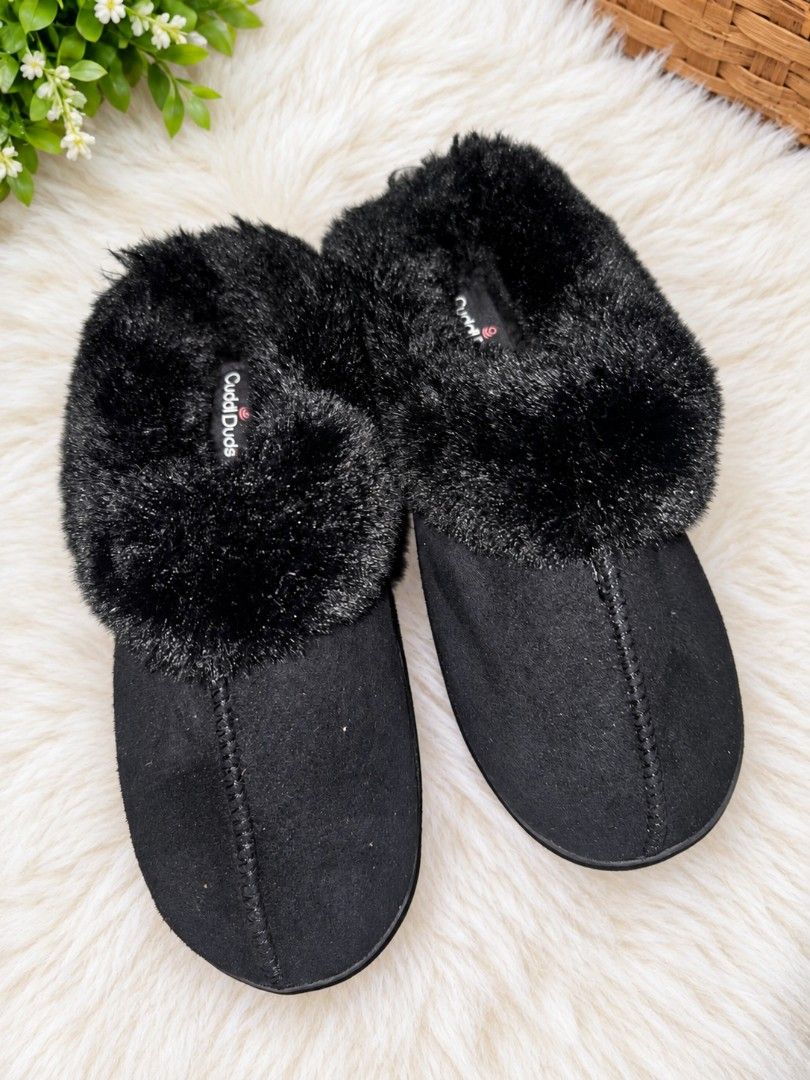 Cuddl Duds Micro suede Clog Slippers (Size 7-8) (Category: Slippers and slides) located in Urdaneta. Submitted by tannies-trift (Listing ID 1466742381, Image 1). Description: Cuddl Duds Micro suede Clog Slippers with Sherpa Lining in black. ▪️Size: 7-8 womens adult --Likenew condition 1st to pay basis mop: gcash/bank mod: regular jnt Loc.Pangasinan.