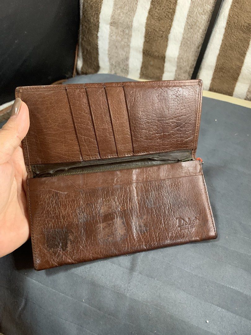 Dakota Japan vintage leather wallet (Category: Wallets & Card Holders) located in Cabanatuan. Submitted by mjluxxejapan (Listing ID 1466613721, Image 2). Description: Fixed price genuine leather No major issues . Luma lang.vintage na .bawal s maselan .genuine leather .approx 7”x3.5” meas .
