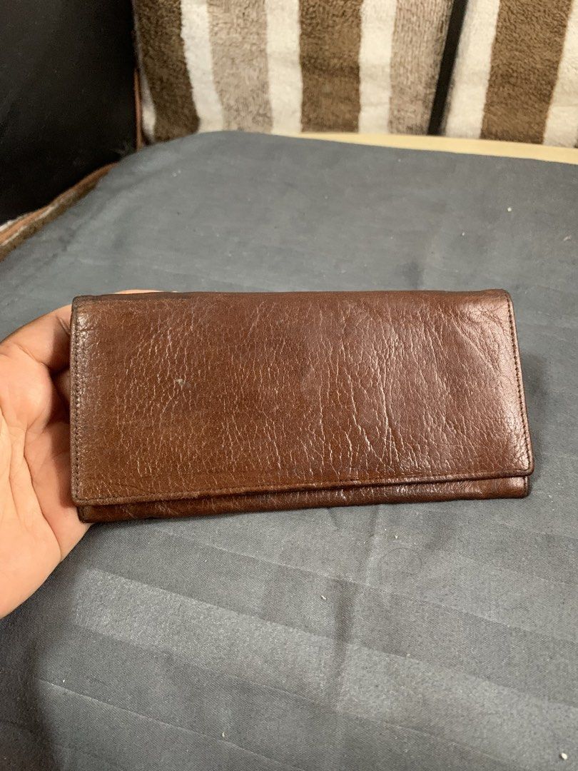 Dakota Japan vintage leather wallet (Category: Wallets & Card Holders) located in Cabanatuan. Submitted by mjluxxejapan (Listing ID 1466613721, Image 1). Description: Fixed price genuine leather No major issues . Luma lang.vintage na .bawal s maselan .genuine leather .approx 7”x3.5” meas .