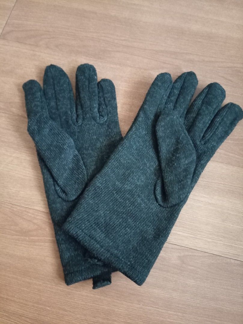 Dark gray knitted winter gloves (Category: Gloves) located in Makati City. Submitted by meowmyella (Listing ID 1466608761, Image 1). Description: - Color: Dark gray - Material: Stretchy knit fabric for a comfortable fit - Design: Full-fingered for cold weather protection - Warmth: Ribbed cuffs to trap heat and keep wrists warm - Versatile: Simple solid color, easy to match with coats and jackets.