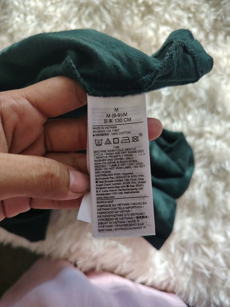 Dark Green Plain Crew Neck T-Shirt (Category: Babies & Kids Fashion) located in Caba. Submitted by valerie_18947 (Listing ID 1466645614, Image 3). Description: - Color: Dark green - Style: Classic crew neck, short sleeves - Fit: Standard fit - Material: Soft cotton fabric - Versatile: Easy to pair with jeans or shorts for a clean, minimal look.